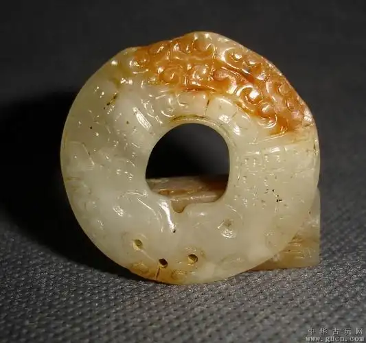 汉代和田羊脂白玉双龙壁颈饰