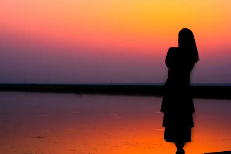 落日后的湖边,晚霞极美!