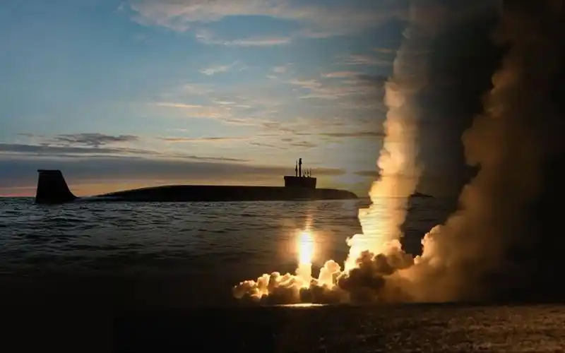 够狠战斗民族齐射4枚布拉瓦潜射弹道导弹