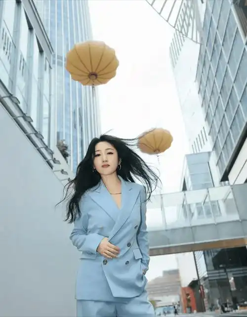 52岁杨钰莹美照曝光!蓝色西装,长发披肩,尽显优雅气质