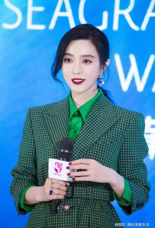 此外,范冰冰还在社交账号晒出了自己在豪车前的照片,这也让网友们想起