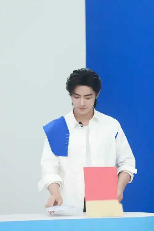 肖战是男大生吧##肖战蓝色拼接衬衫##肖战工作室送林俊杰花篮