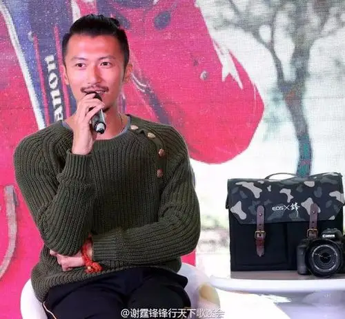 谢霆锋扎了个丸子头出席活动 被曝新欢旧爱都喜欢