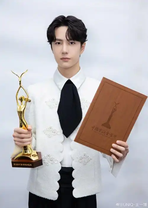 85王一博白色西装 金鹰节