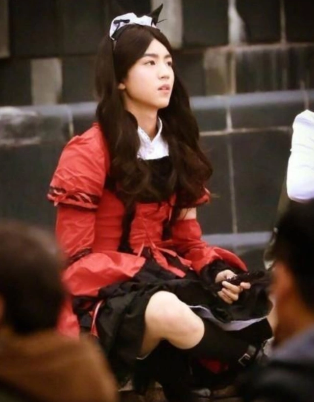 本以为王源穿女装够亮眼见到王俊凯后这才是真正的大姐大