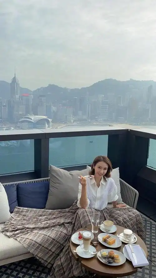 阔太黎姿晒美照!穿露脐上衣搭健美裤秀好身材,50 腰部没赘肉