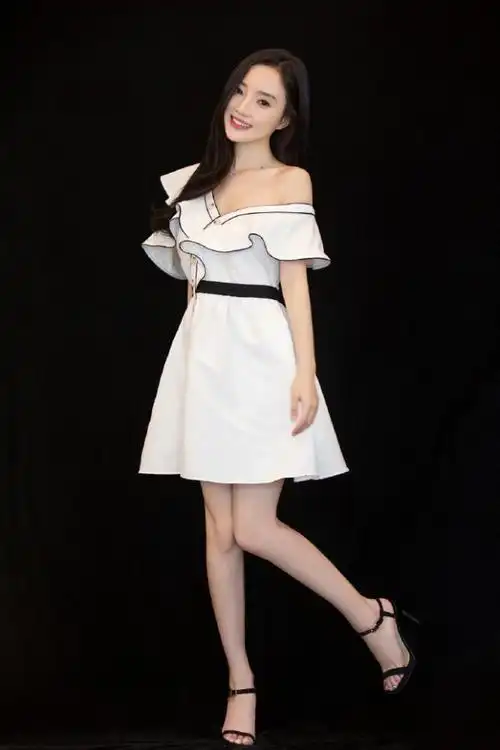 李小璐的全身照,身材玲珑有致,纤细四肢超吸睛,甜美笑容很少女.