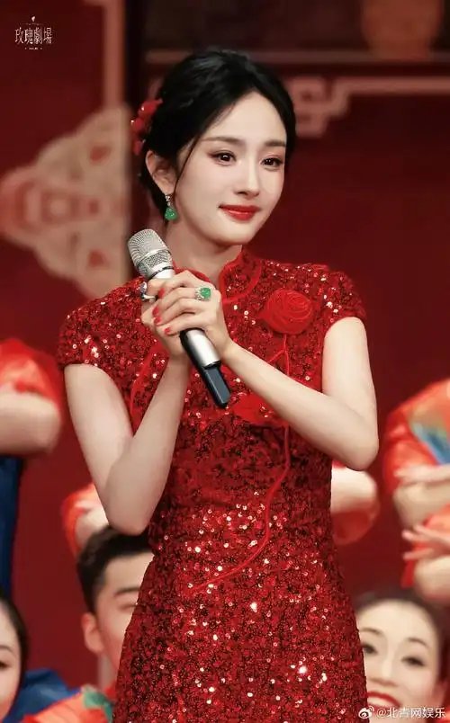 杨幂礼服下面穿秋裤