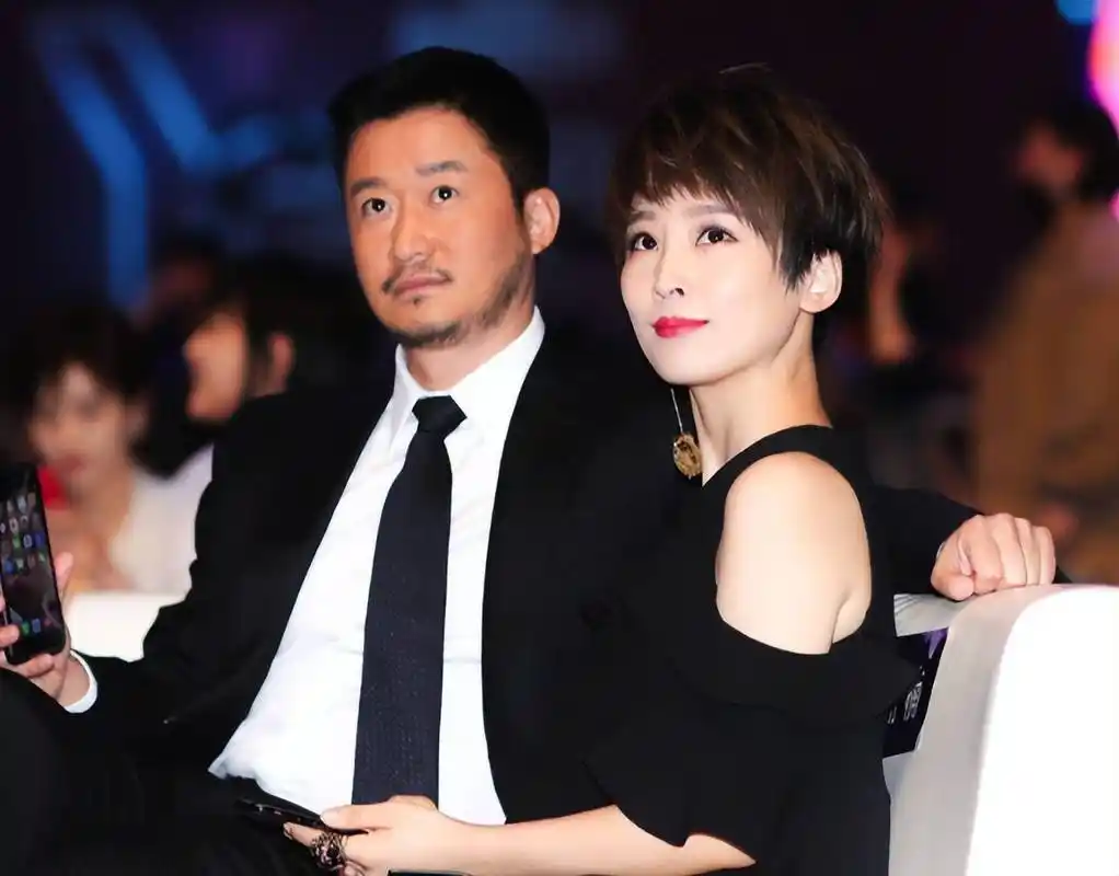 这样的反转也在网络上掀起了一阵儿"文艺复兴",其中,吴京谢楠这一对