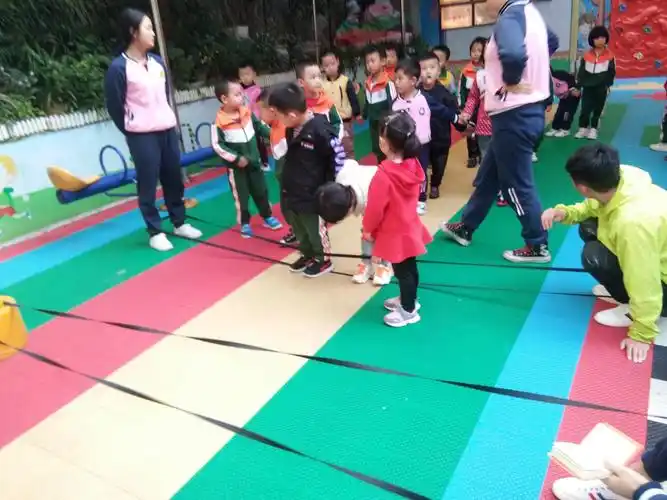 仁怀市迎奥幼儿园大班户外课《跳皮筋》 - 美篇