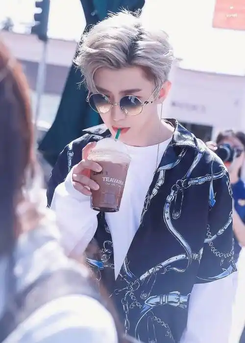 原创原创蔡徐坤近照曝光认不出躺沙发上显颓废但身上肌肉增加了不少