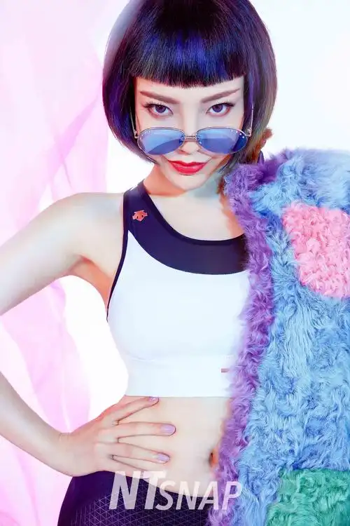 吴莫愁紧身裤尽展美妙身姿 红唇撩人气场强大