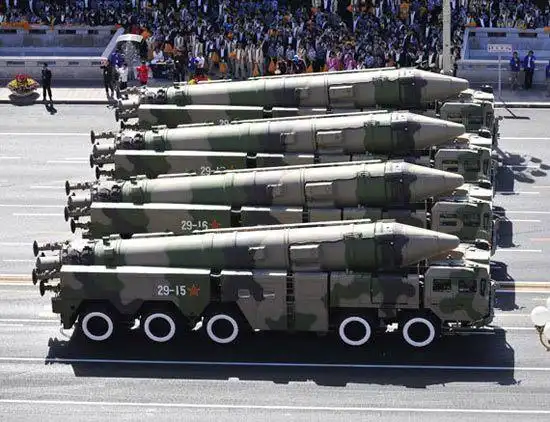 2009年,国庆阅兵式上亮相的二炮部队东风-21c中程弹道导弹部队