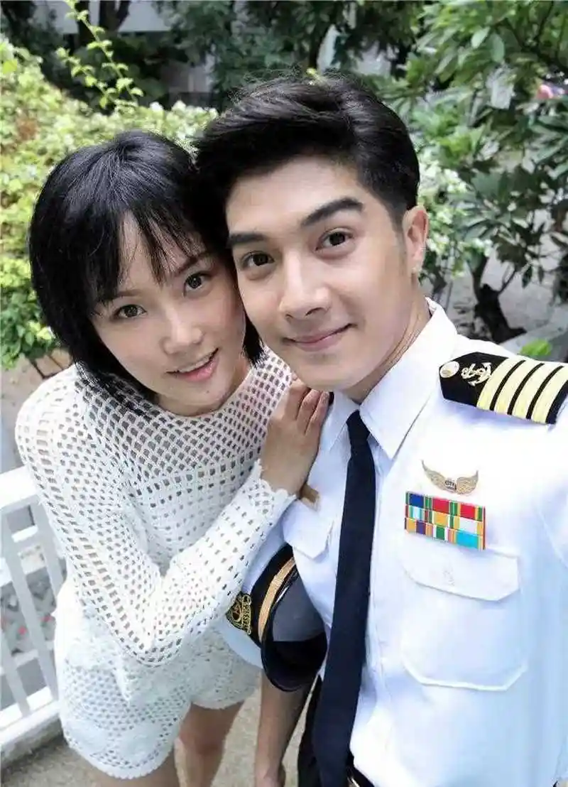 歌手黄龄与男友合影照!