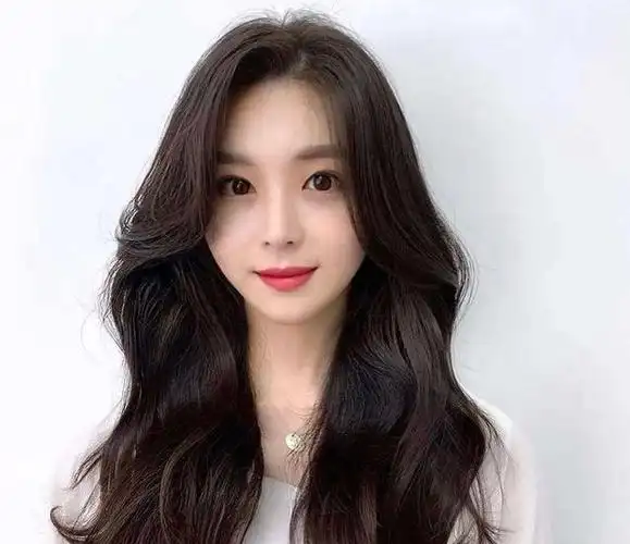 今年过年别烫"大妈卷",女人过了30岁留这4种发型,减龄又好看