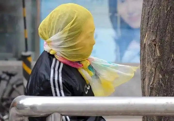 出街的基本装备是口罩 墨镜,妈妈辈们的防护法宝一般就是迷一样的纱巾