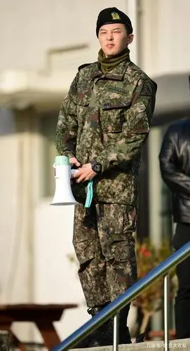 bigbang权志龙穿军装帅气依旧,正式退伍获千人迎接人气不输当年