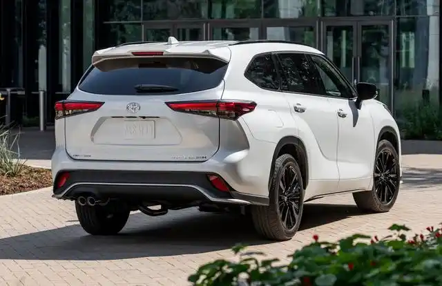 丰田将在明年初推出一款新的三排中大型suv(也可能是大型suv),它被称