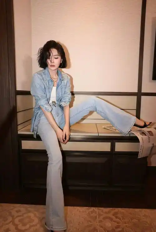 秦岚带火了一种新穿法:牛仔衬衫 牛仔裤 泡面头,44岁美出新高度_气质