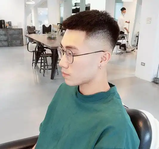 男生还是留两边铲发型最帅气头发短而清爽看着就想剪