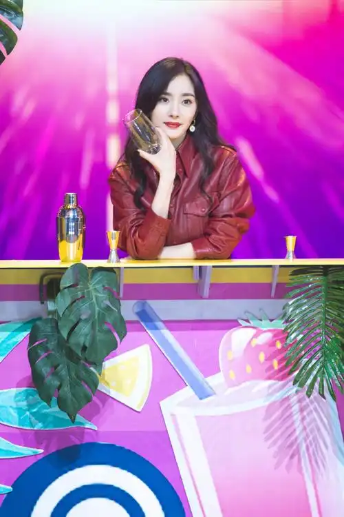 杨幂超话#快乐大本营#@杨幂8点20快本倒计时～现场图内含轻微剧透,猜