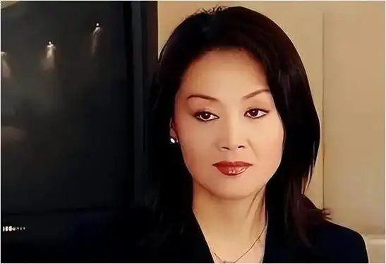 王姬在剧中的每一个细微动作,都散发出无法抵挡的都市女性魅力,她凭借