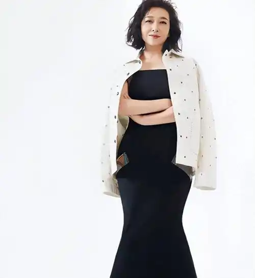 当然,如果在眼妆上加上一些修饰,她会变得更有女人味,更有魅力.