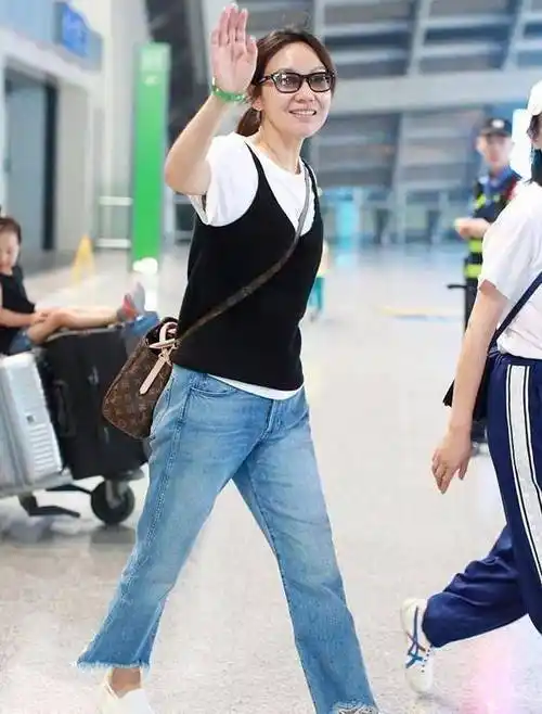 原创原创48岁闫妮近照曝光素颜才真实自然网友明星卸妆后都一个样