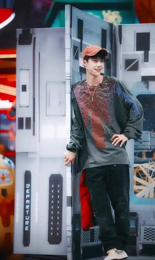 原创原创街舞3王一博咬着后槽牙撒娇像极了生日那天的名场面