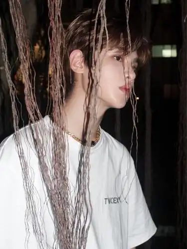 12月第一天早上好!justin更新社交动态一则发自拍道早安