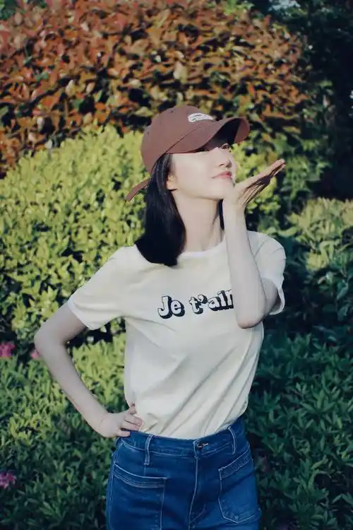 搜狐娱乐讯 4月29日,景甜工作室发布一组景甜生活照.