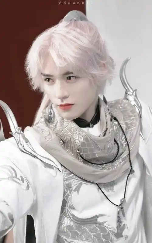 龚俊手游白发造型,对比《山河令》温客行白发造型,你更喜欢哪个?