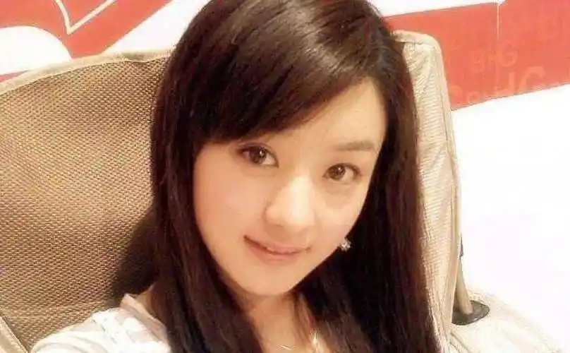 临近毕业时,赵丽颖才发现自己上了当,空姐最低学历要求是大专,她的