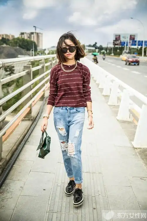 破洞宽松牛仔裤怎么搭配?搭上这些整个装扮更有型