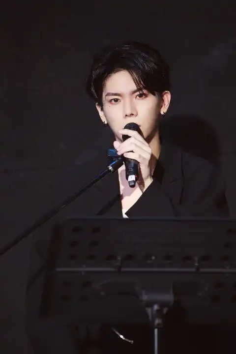 杨宇腾唱歌图片:这笑容太甜了