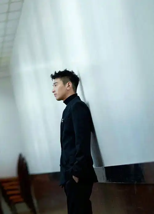 赵又廷黑白大片质感十足.赵又廷侧脸帅气逼人.