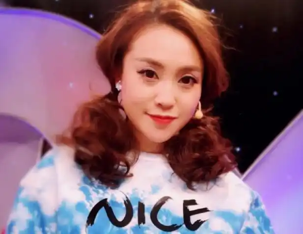 东方卫视主持人朱赤丹自曝患上脑垂体瘤已经42岁却不能要孩子