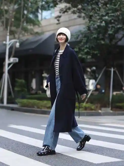 原创大衣不要只会穿黑白灰今年流行藏青色稳重大气又显白