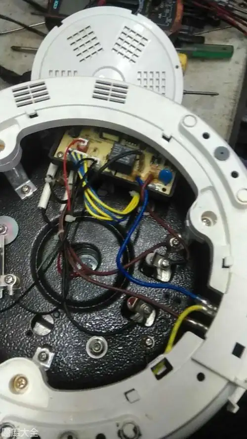 旋转后盖就能把底部打开了一台九阳的电压力锅开机就出现"e3"故障码