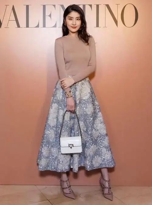 陈慧琳出席活动打扮俏丽多姿,访问时却要消毒麦克风,很注重卫生