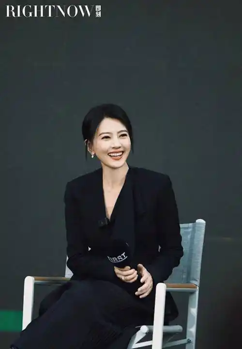 高圆圆穿出中年女性想要的高级感,黑西装搭高腰百褶裙,气质惊艳_黑色