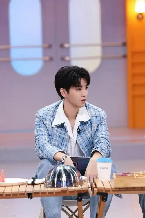 amiri##王俊凯蓝色格纹v领西装