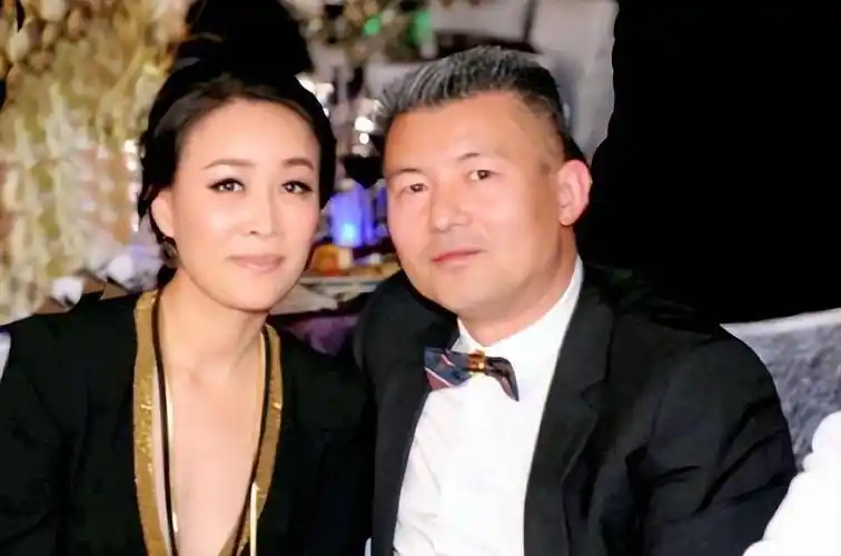 为爱隐忍10年生下儿子4个月后转身嫁给男闺蜜的那英如今怎样了