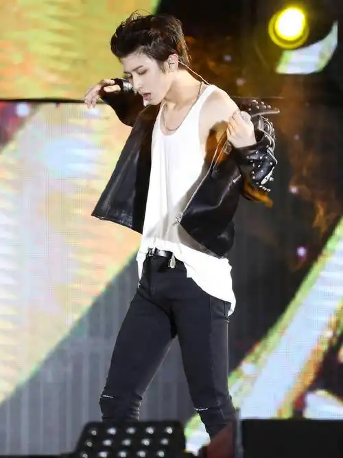 蔡徐坤穿黑裤黑衣耍帅又换皮衣耍酷网友终于爷们了