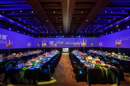 位于宁波柏悦酒店宴会厅的晚宴现场已布置完毕,等待嘉宾光临.