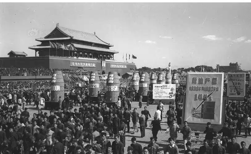 到1949年10月1日新中国成立,中国经历了袁世凯复辟帝制,第一次世界