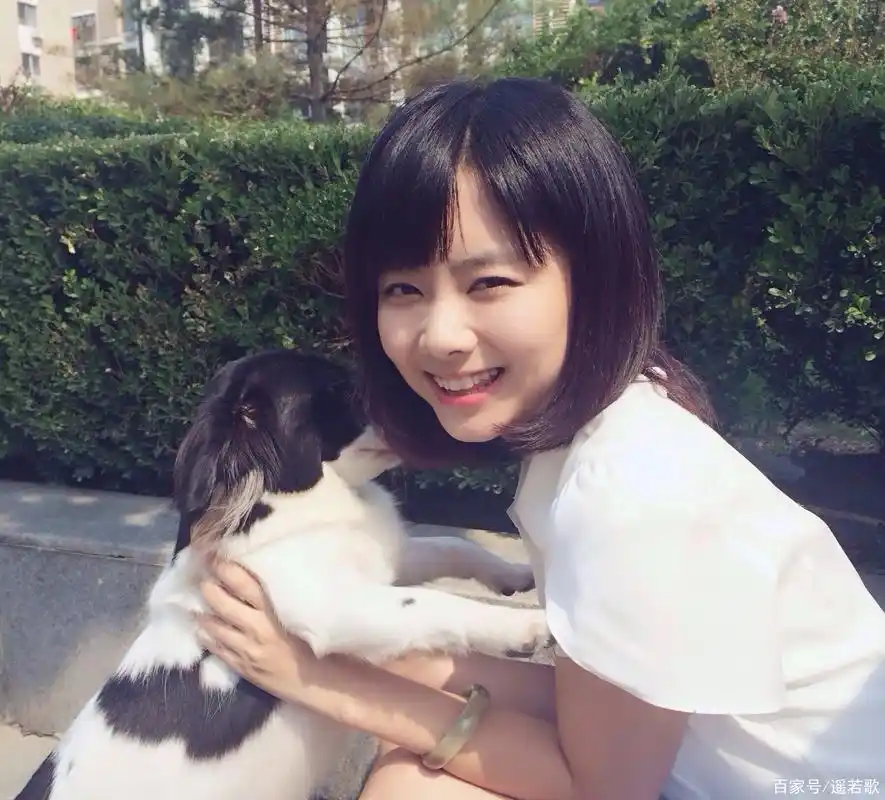 这组图是谭松韵早期的照片,她的甜美是天生的