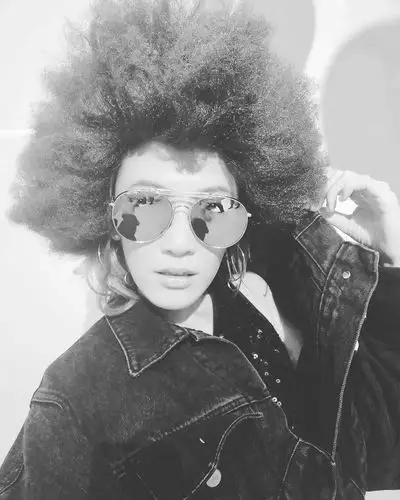 应采儿顶爆炸头喜感十足 被侃神似火星哥