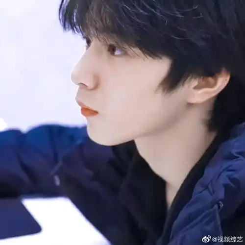 刘耀文晒侧脸照