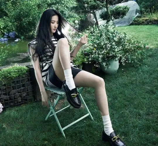 又被刘亦菲的"尤物气质"惊艳了,在国外穿香槟色连衣裙,太漂亮